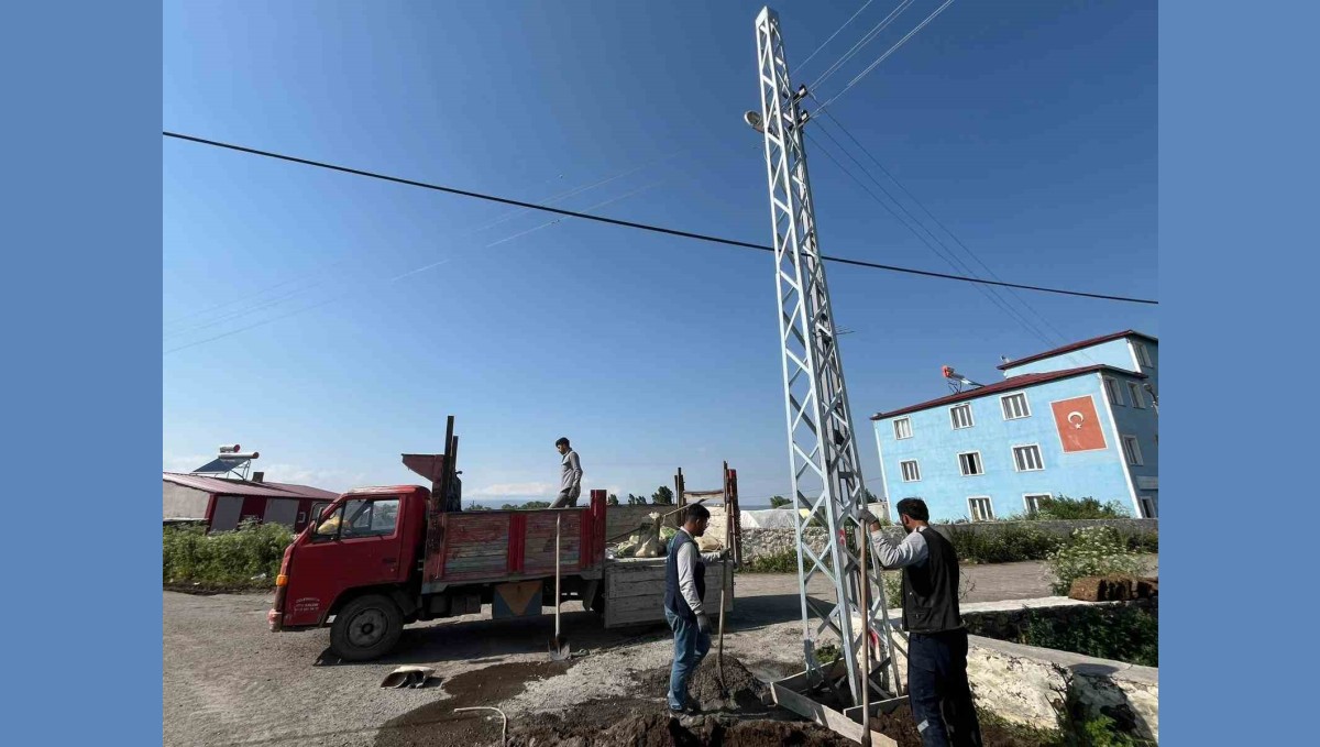 Kars'ta ARAS elektrik köylerde elektrik direklerini yeniliyor
