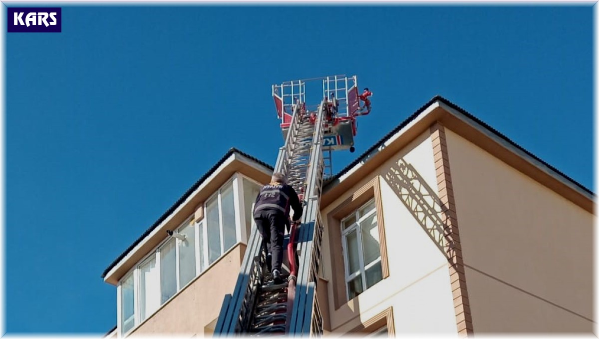 Kars'ta asansör boşluğunda çıkan yangın söndürüldü