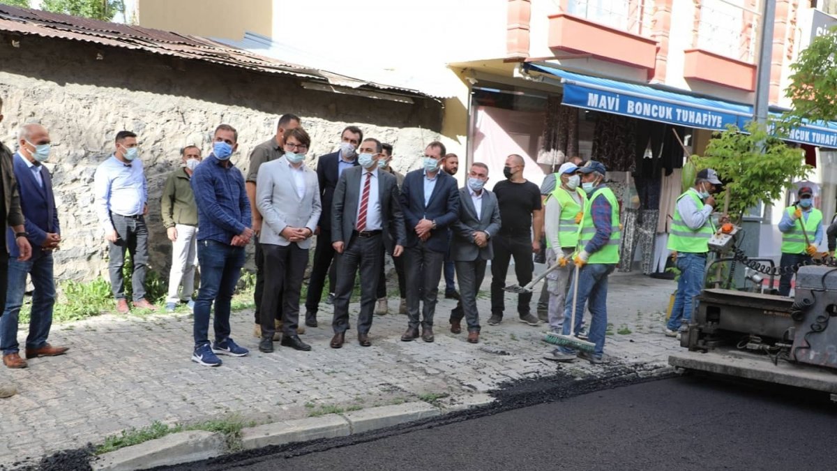 Kars'ta asfaltı yapılan yolların çizimi yapılıyor