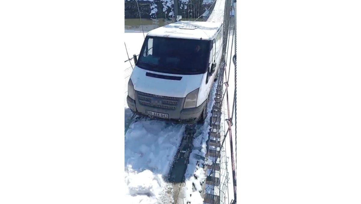 Kars'ta asma köprüde minibüs mahsur kaldı