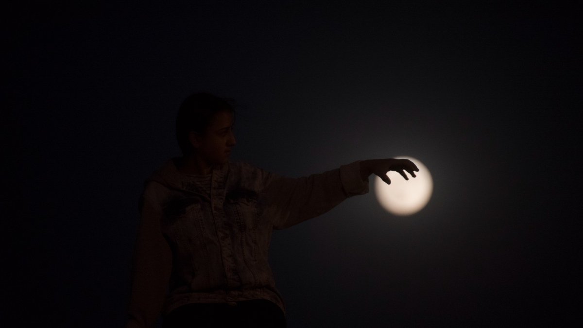 Kars'ta ay hayran bıraktı