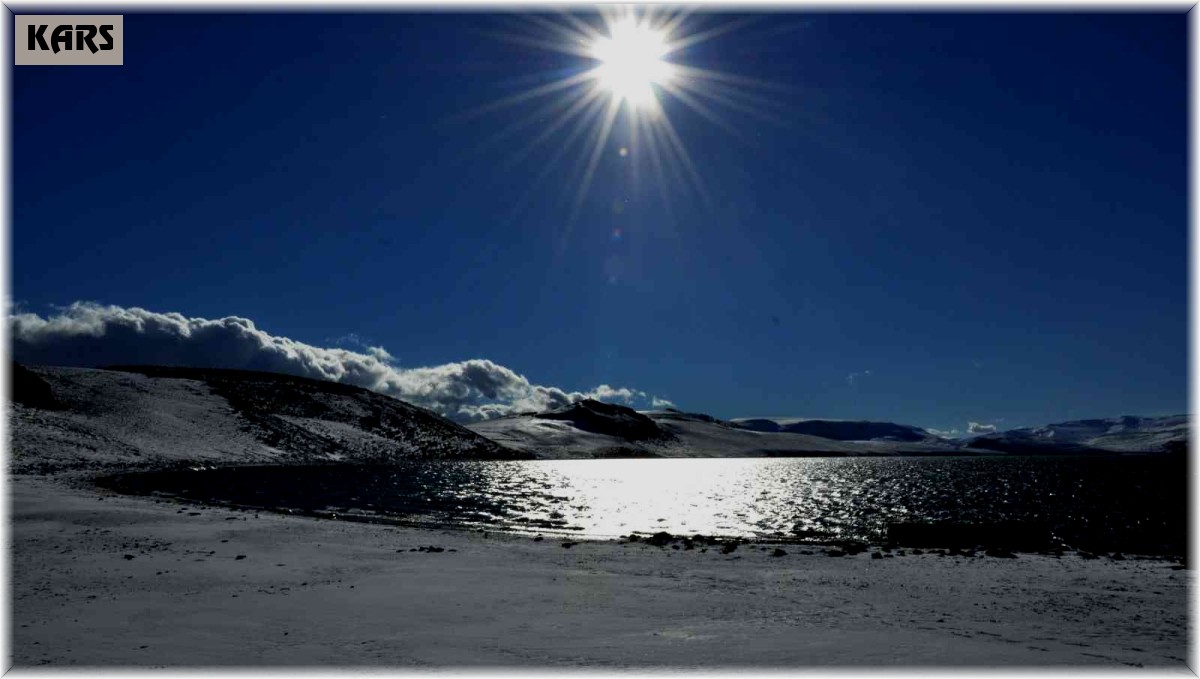 Kars'ta Aygır Gölü'nün etrafı beyaza büründü