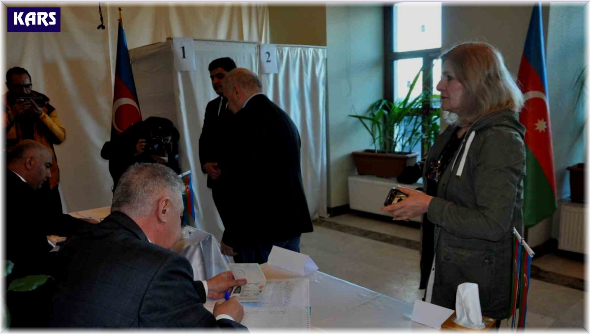 Kars'ta Azerbaycanlılar Cumhurbaşkanı seçimi için oy kullanıyor