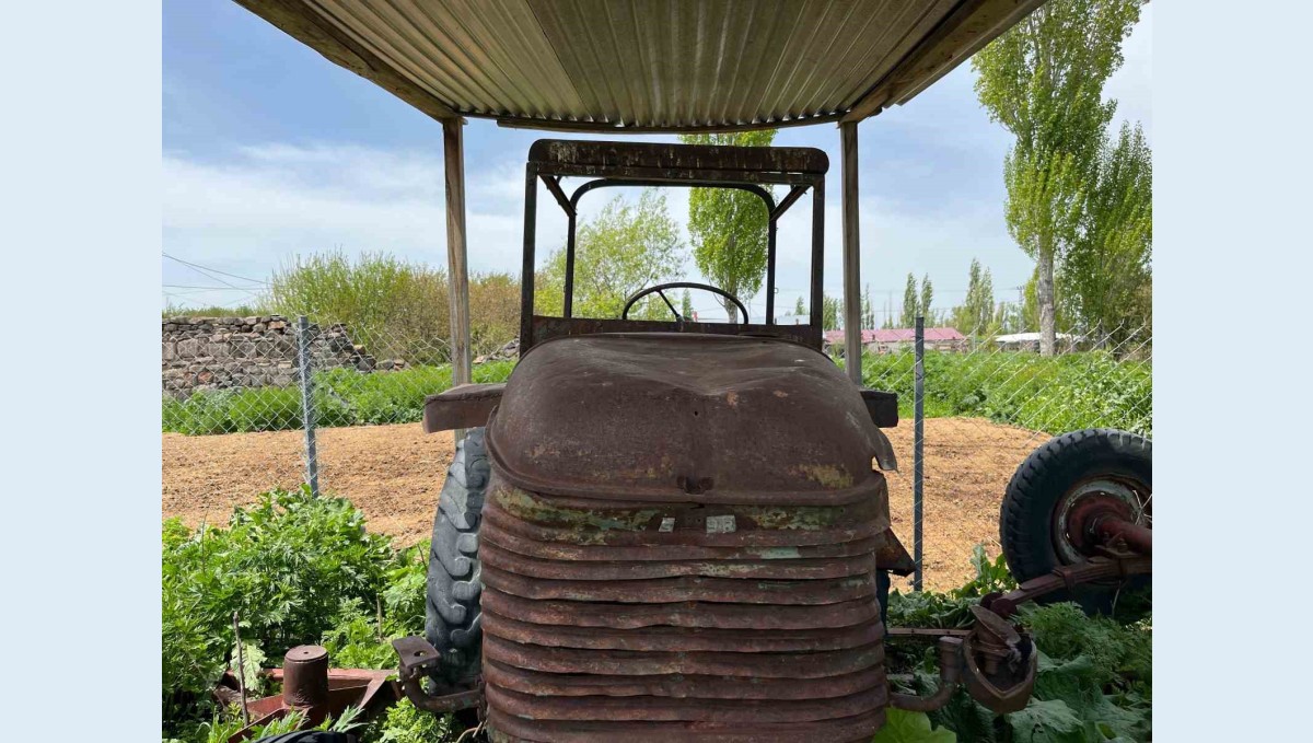 Kars'ta baba hatırası traktörü 73 yıldır saklıyor
