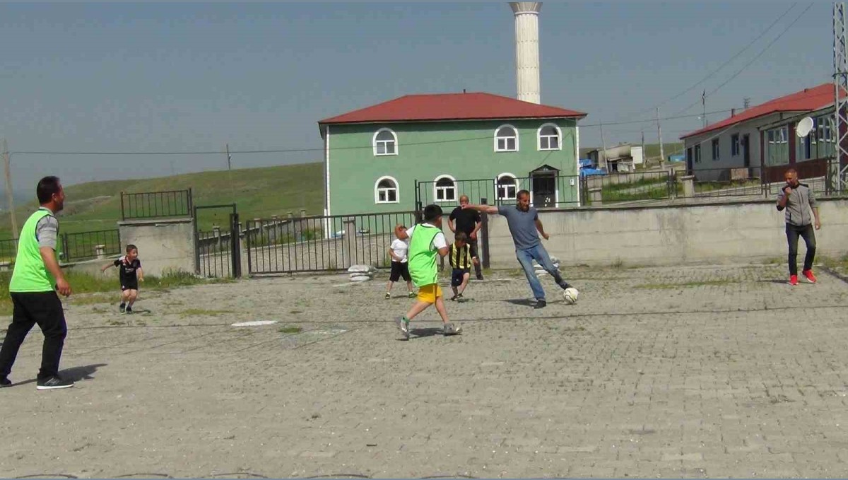 Kars'ta 'Babalar Günü' futbol coşkusuyla kutlandı