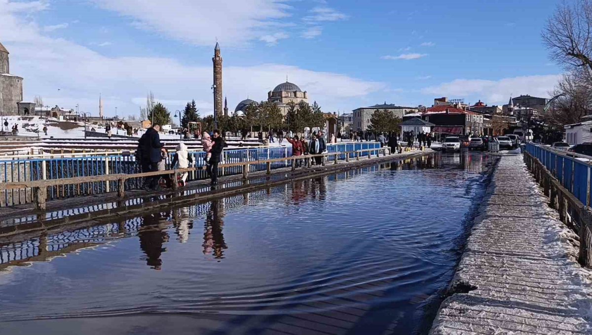 Kars'ta bahar havası: Güneşi gören kendisini dışarı attı