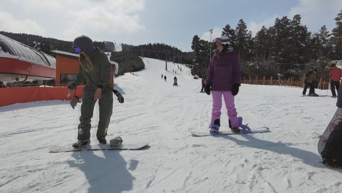 Kars'ta bahar ortasında kayak keyfi: Çam ormanları arasındaki kayak merkezi havadan görüntülendi