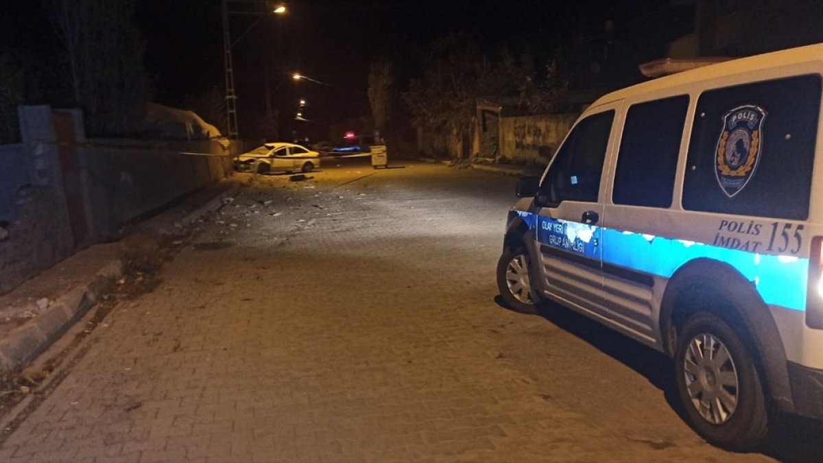 Kars'ta bahçe duvarına çarpan otomobilin sürücüsü ağır yaralandı