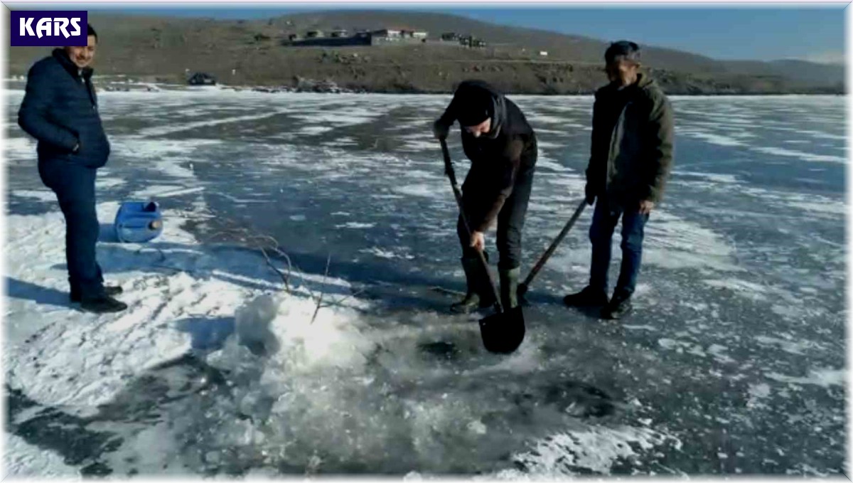 Kars'ta balıkçıların Eskimo usulü balık avı kamerada