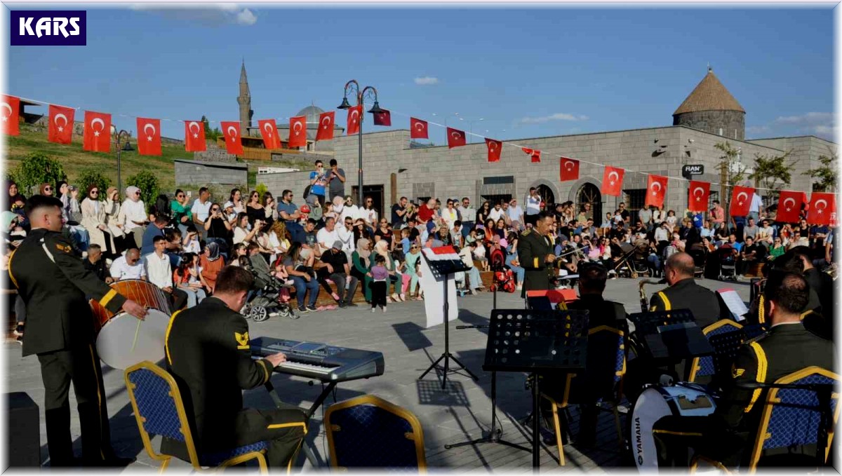 Kars'ta bando konseri yoğun ilgi gördü
