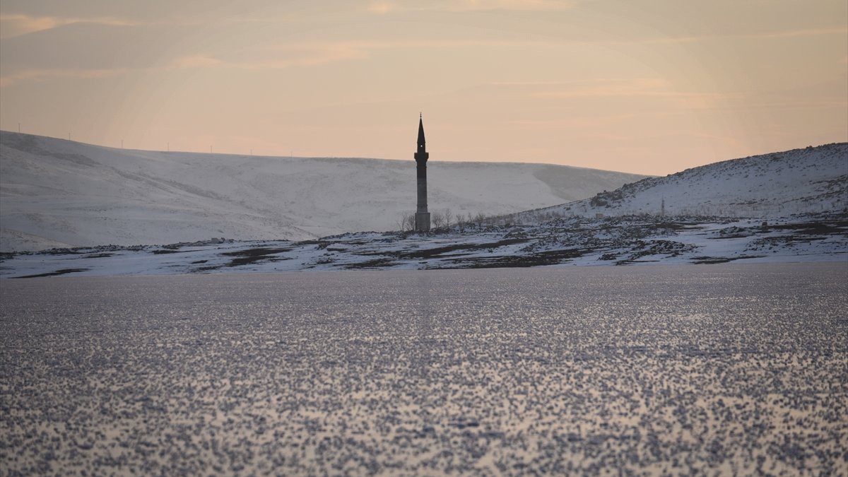 Kars'ta baraj gölü yüzeyi dondu