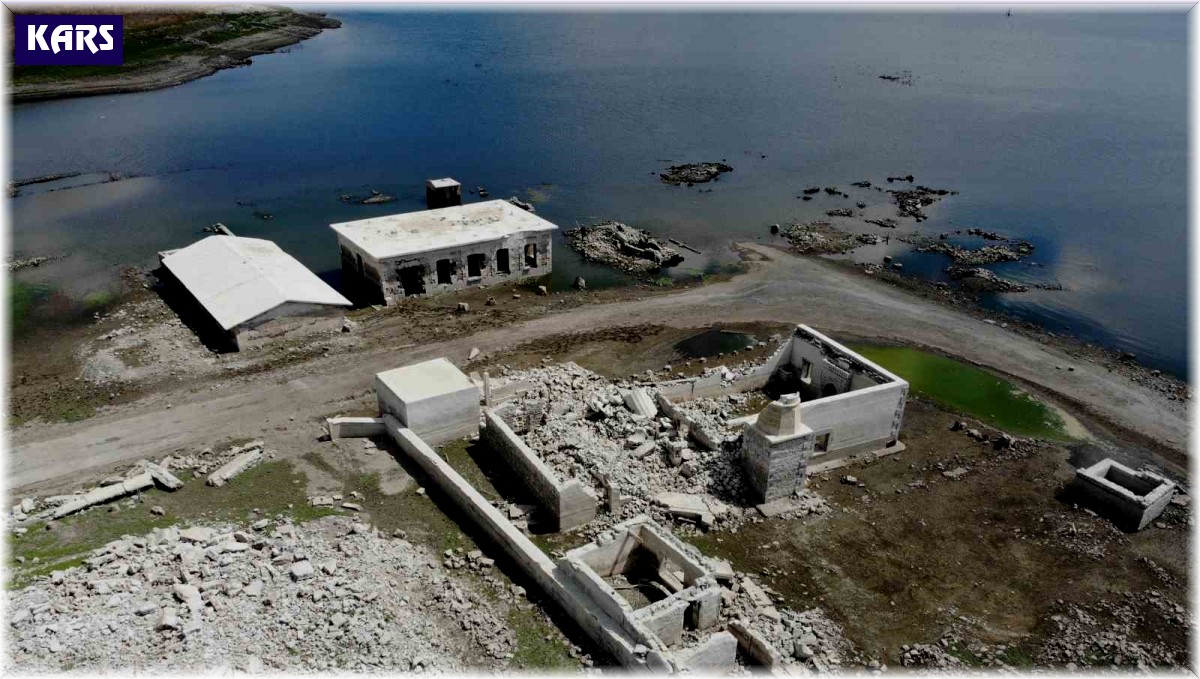 Kars'ta baraj gölünde sular çekilince cami ortaya çıktı