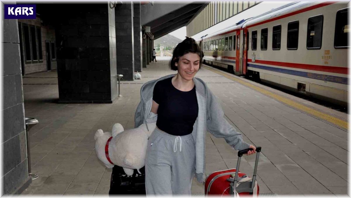 Kars'ta bavulu kapan gar binasının yolunu tuttu