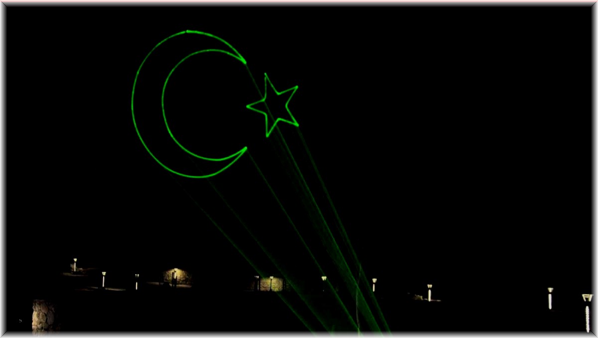 Kars'ta Bayrak ve Atatürk temalı lazer gösterisi