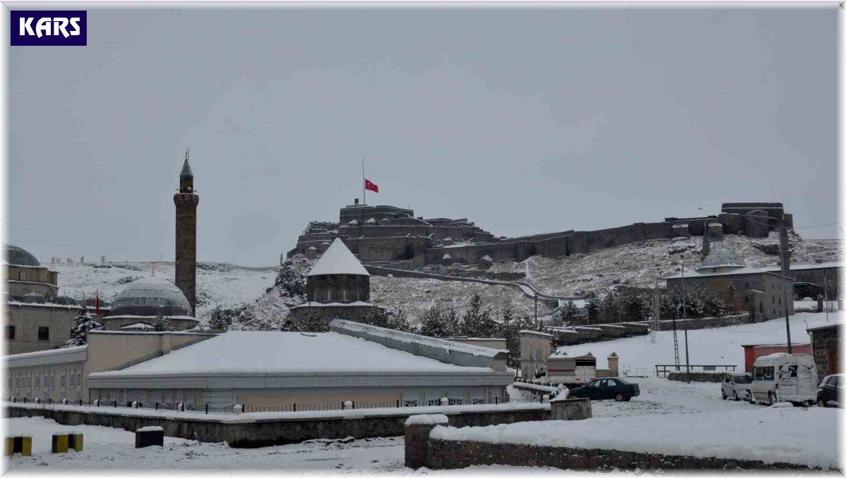 Kars'ta bayraklar yarıya indirildi