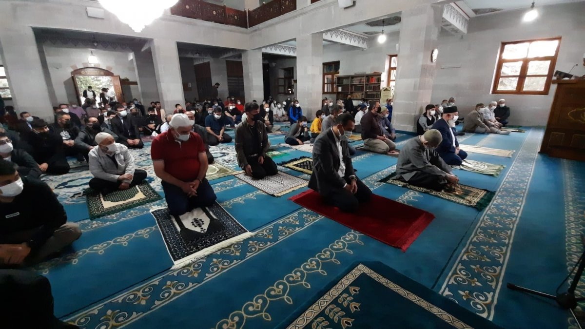 Kars'ta Bayram namazında camiler doldu