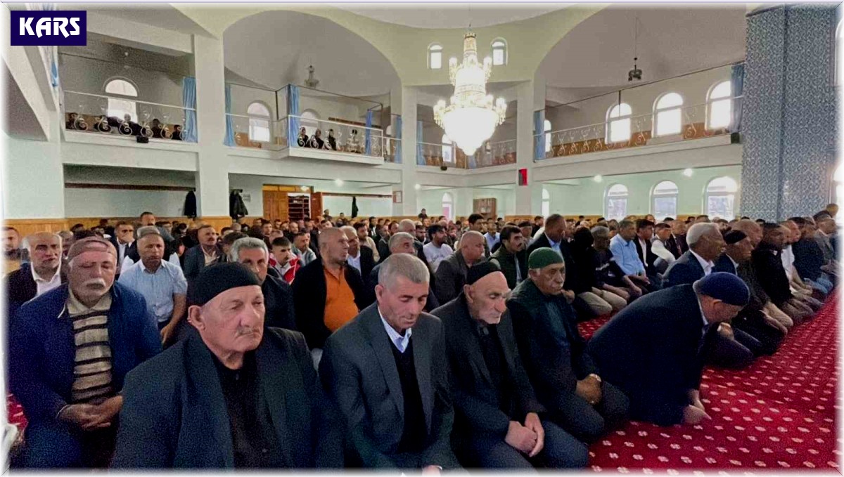 Kars'ta bayram namazında camiler doldu