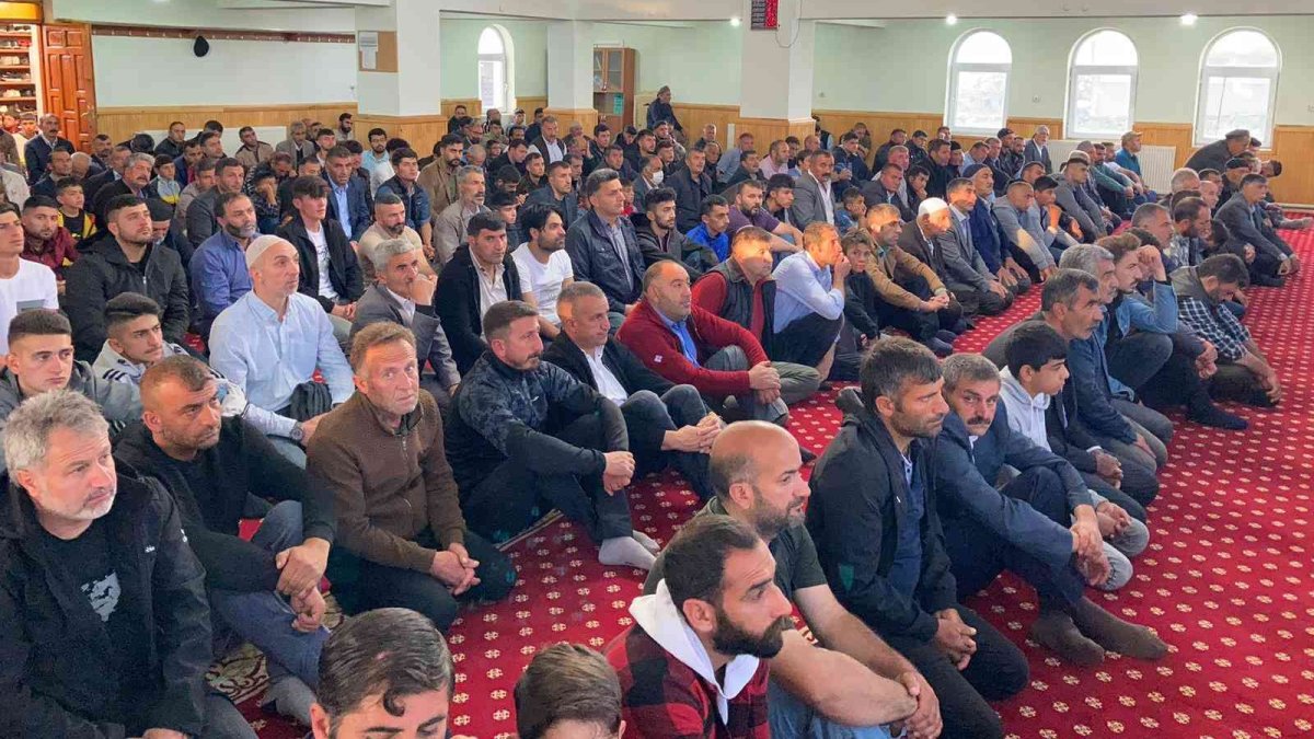 Kars'ta Bayram namazında camiler doldu