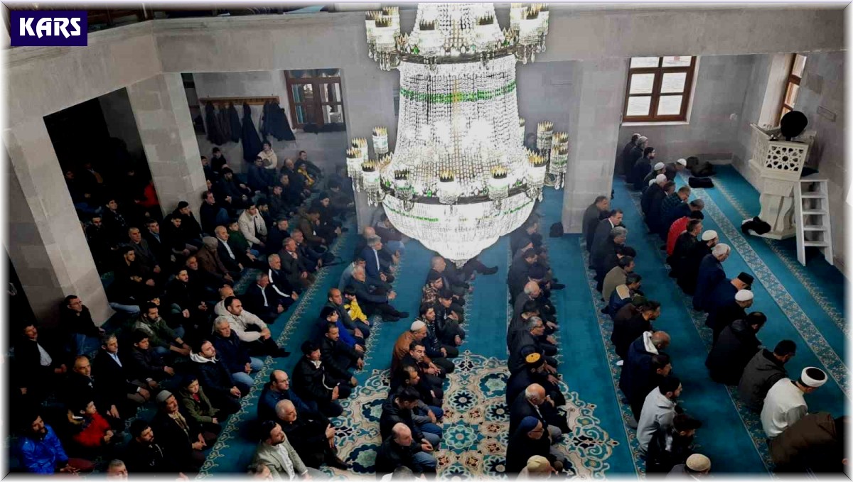 Kars'ta bayram namazında camiler doldu taştı