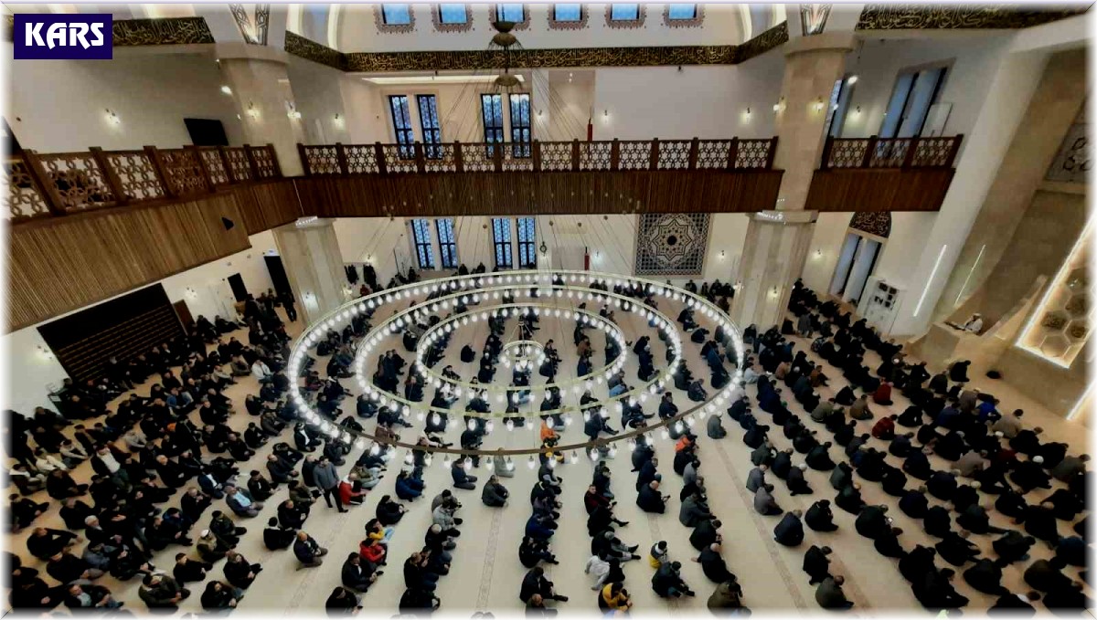 Kars'ta bayram namazında camiler doldu taştı
