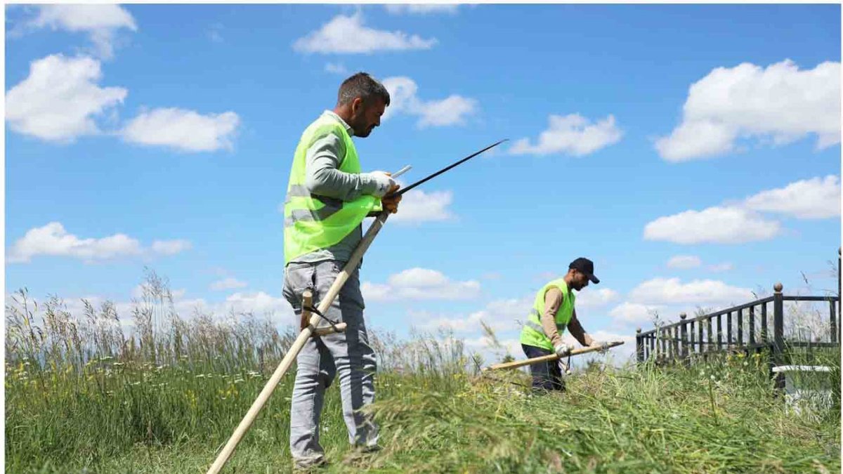 Kars'ta bayram öncesi mezarlıklara bakım yapılıyor