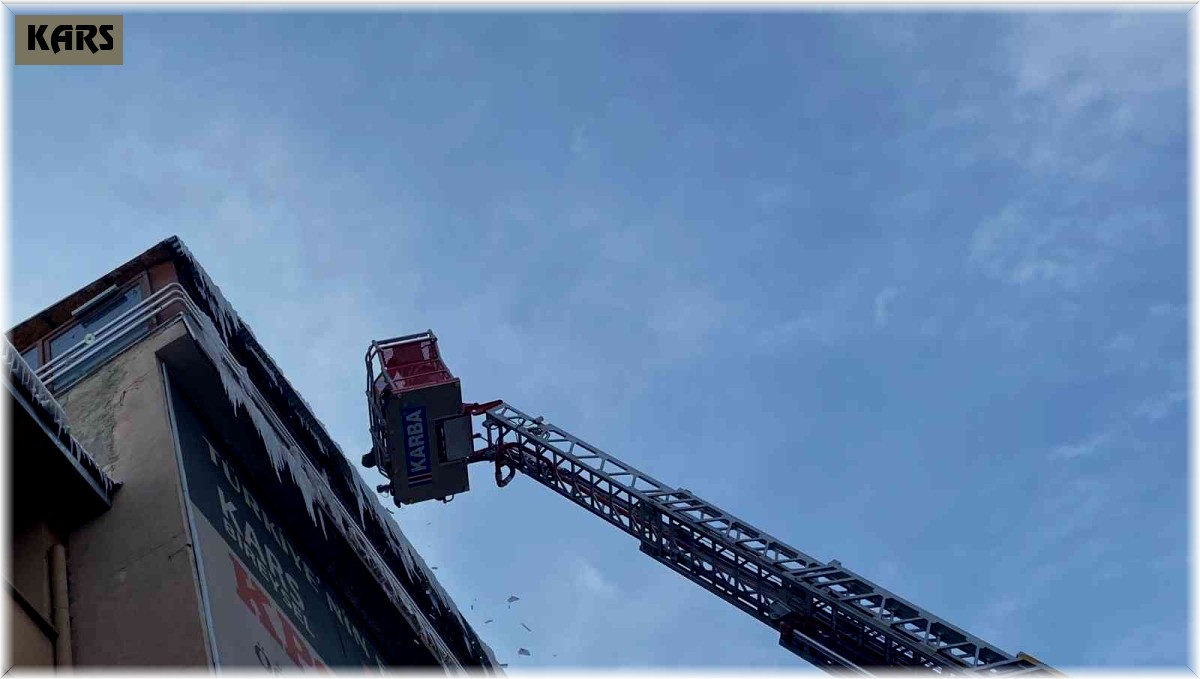 Kars'ta belediye buz sarkıtlarını temizliyor