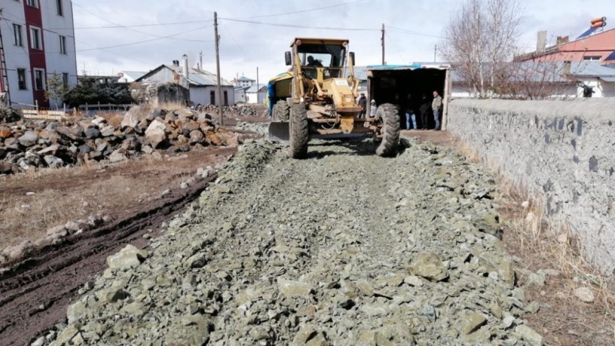 Kars'ta belediye yol yapım çalışmalarına başladı