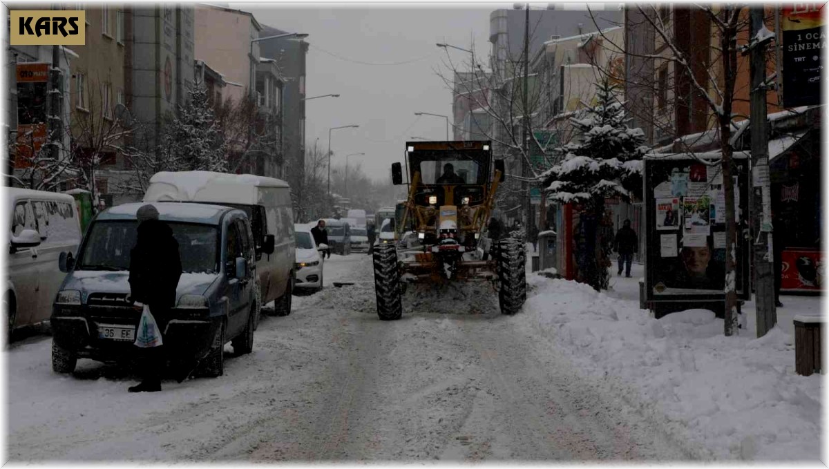 Kars'ta belediye yolların karını temizliyor