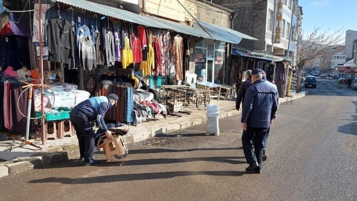 Kars'ta belediyeden kaldırım işgaline izin yok