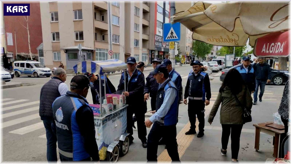 Kars'ta belediyeden kaldırım işgallerine müdahale