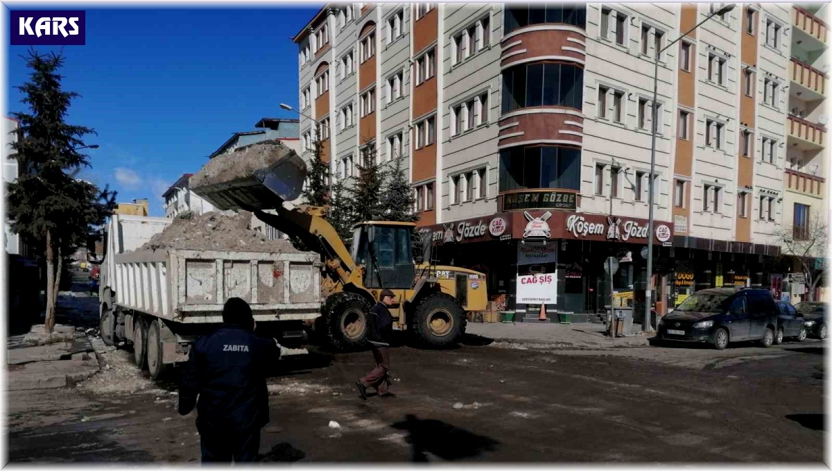 Kars'ta belediyenin kar mücadelesi sürüyor