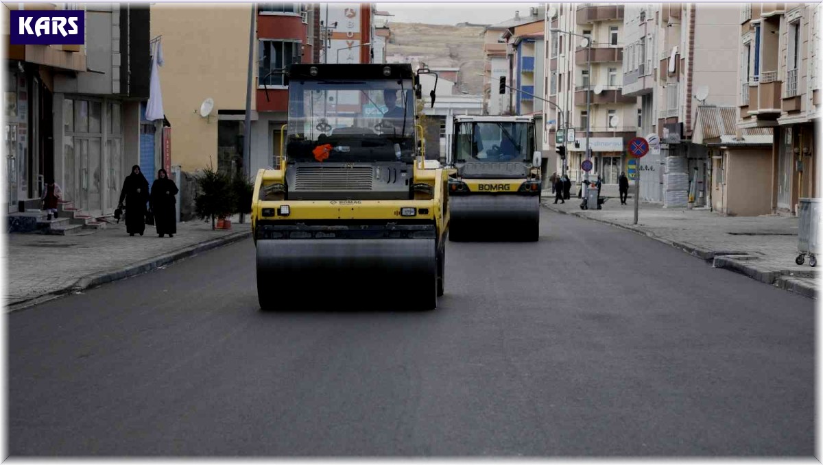 Kars'ta belediyenin yol çalışmaları sürüyor
