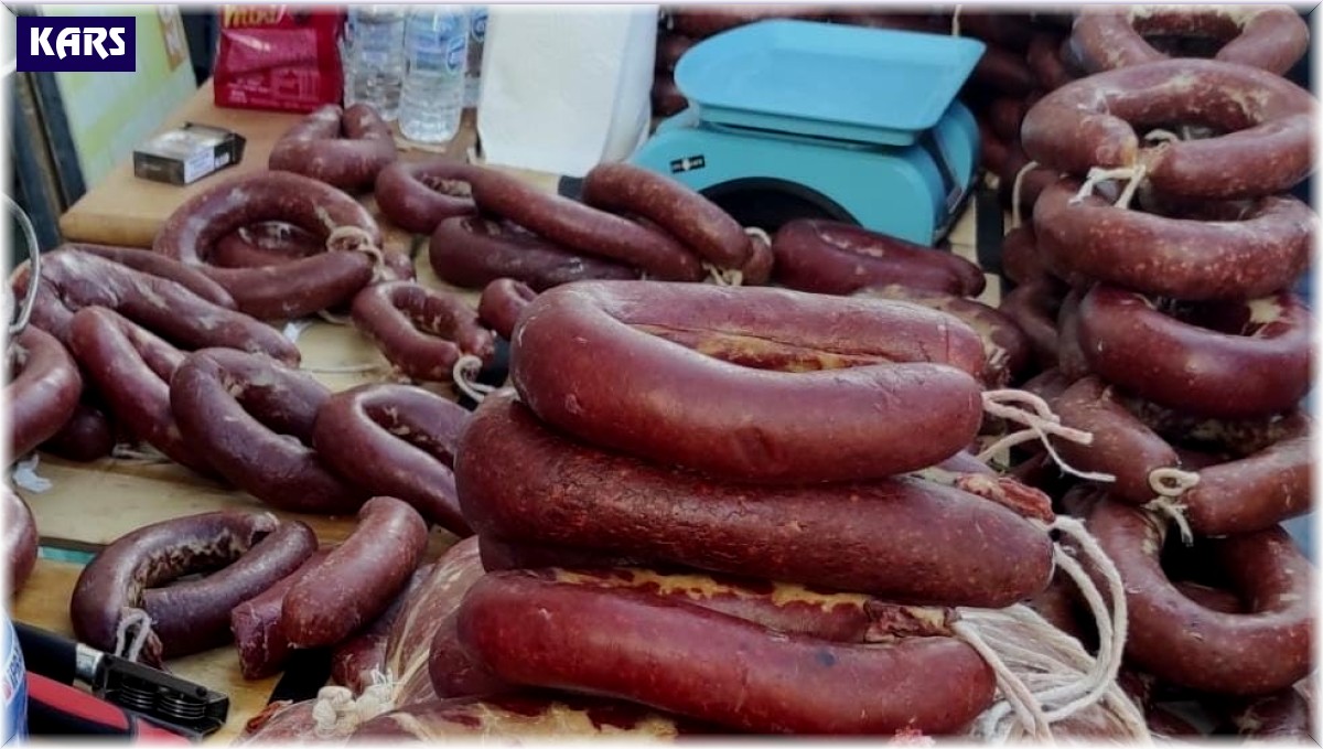 Kars'ta belgesiz sucuklar imha edildi