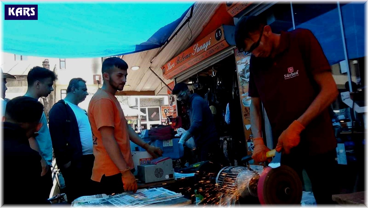 Kars'ta bıçaklar kurbanlıklar için bileniyor