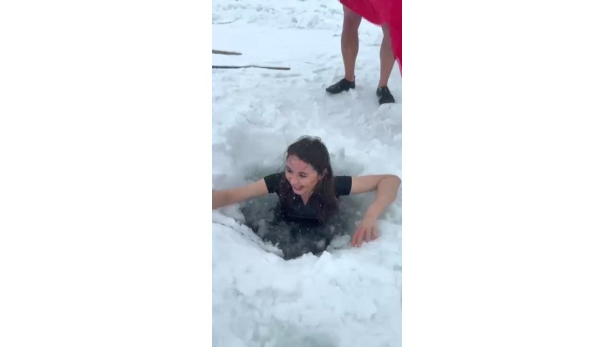 Kars'ta bir kadın Çıldır Gölü'nün buz gibi suyuna girdi