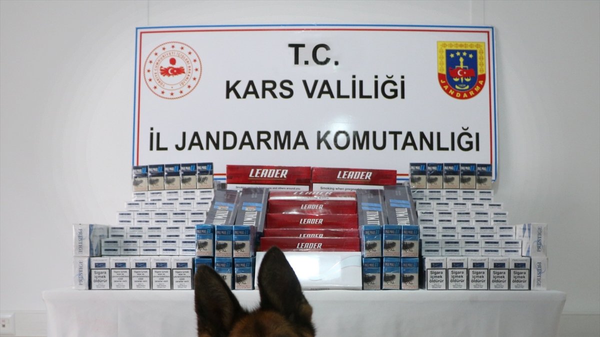 Kars'ta bir otomobilde kaçak sigara yakalandı