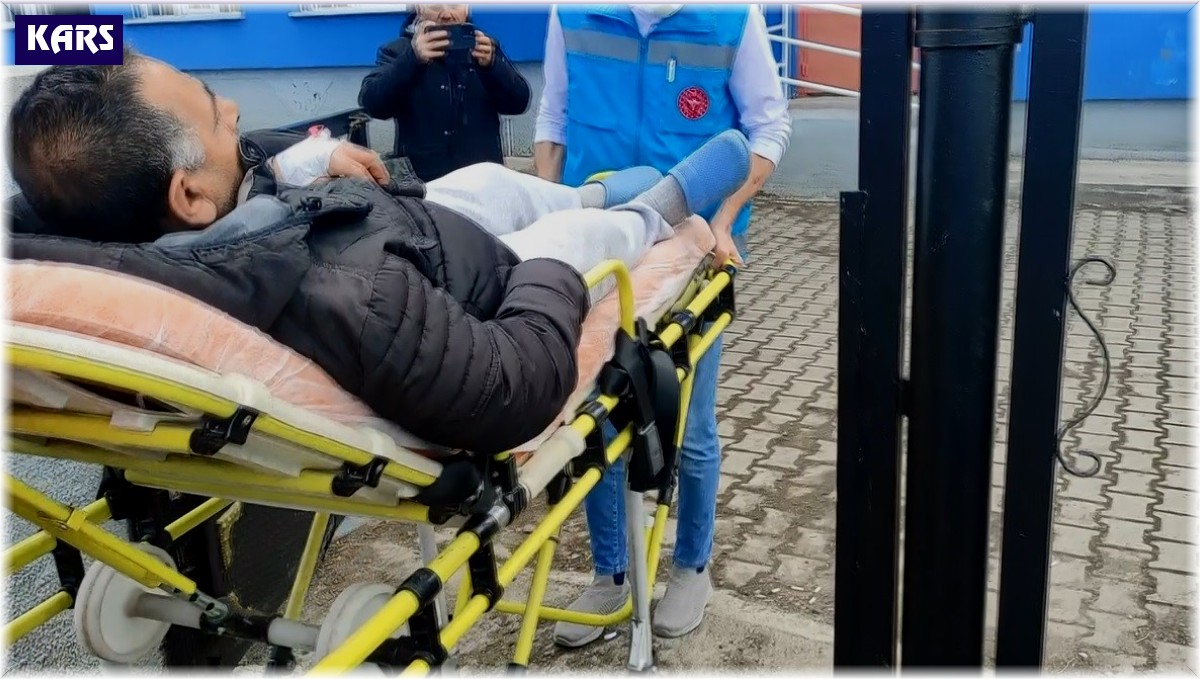 Kars'ta bir vatandaş sedye ile oy kullanmaya geldi