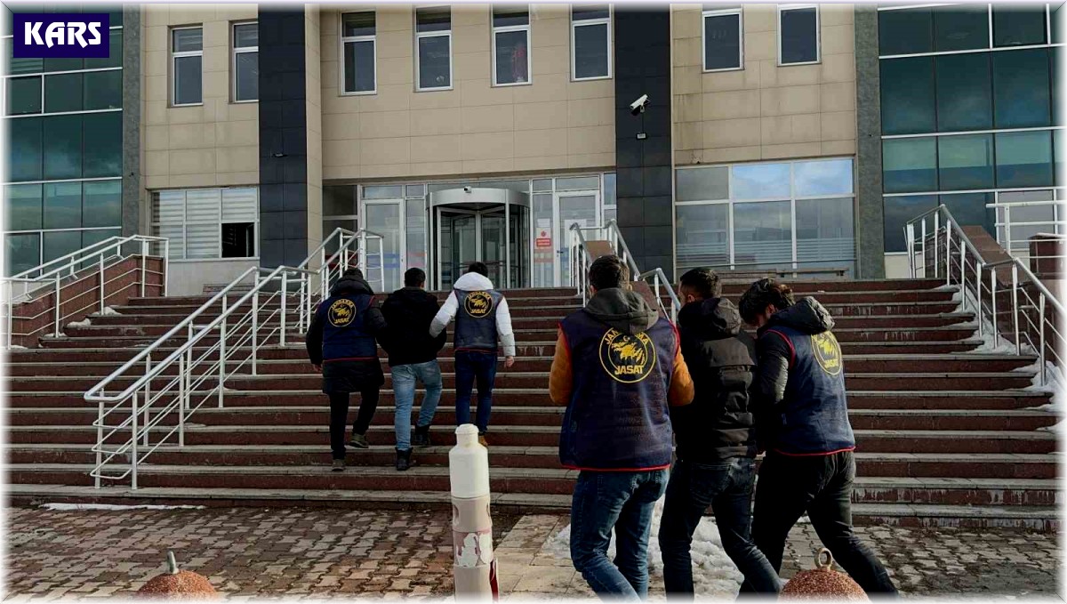 Kars'ta biri FETÖ/PDY terör örgütü üyesi 3 kişi yakalandı