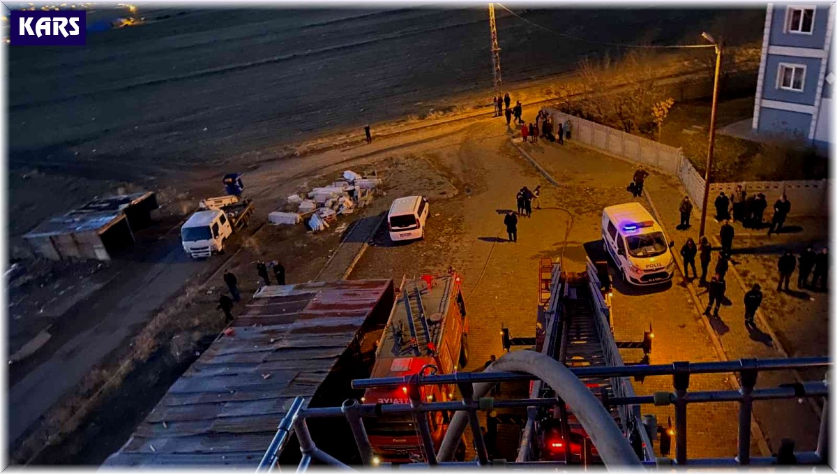 Kars'ta boş binanın çatısı alev alev yandı