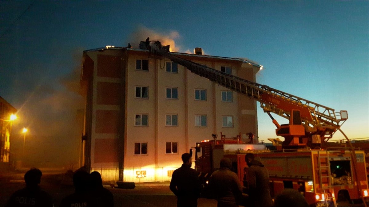 Kars'ta boş bir binanın çatısında yangın çıktı