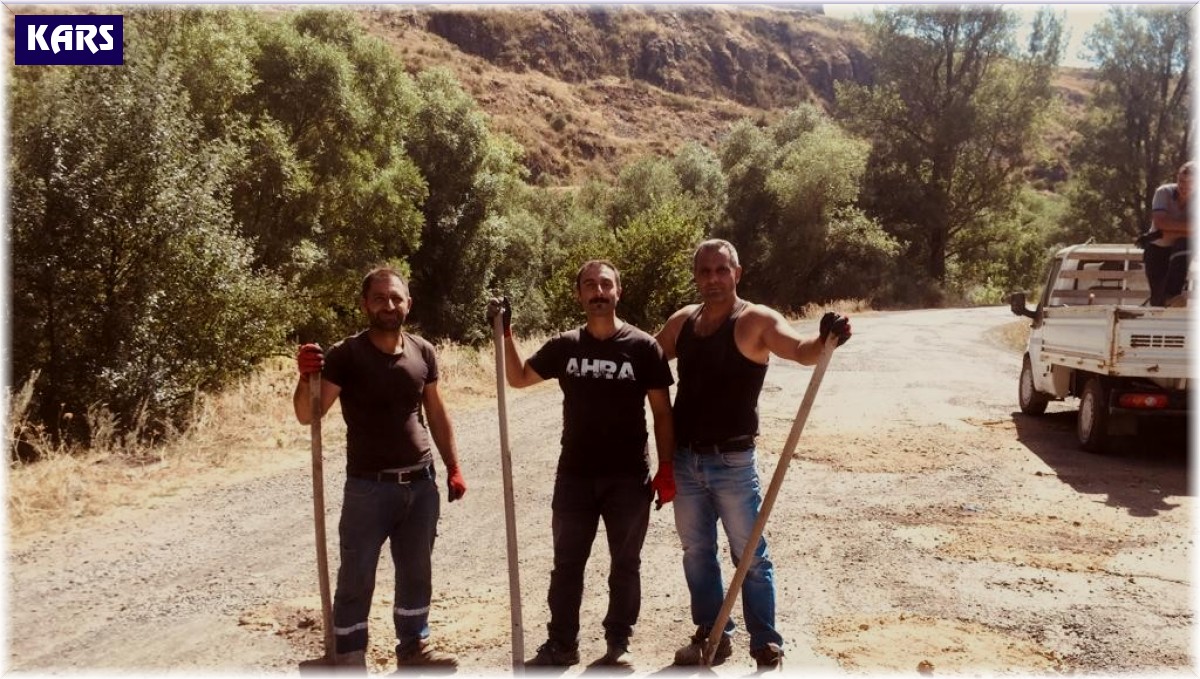 Kars'ta bozuk yolları santral çalışanları doldurdu