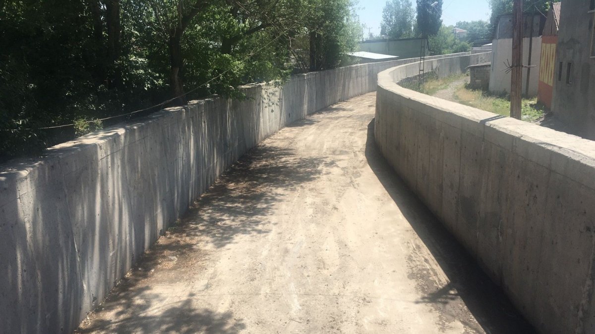 Kars'ta Bülbül Deresi'nin çöpleri temizleniyor