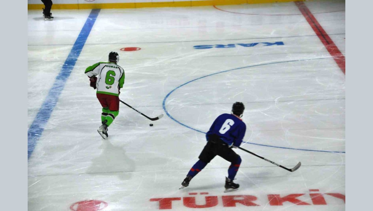 Kars'ta buz hokeyi heyecanı