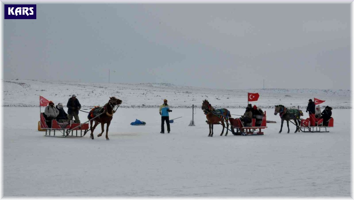 Kars'ta buz üstünde atlı kızakla gezdiler, soğuğa aldırış etmeden horon teptiler