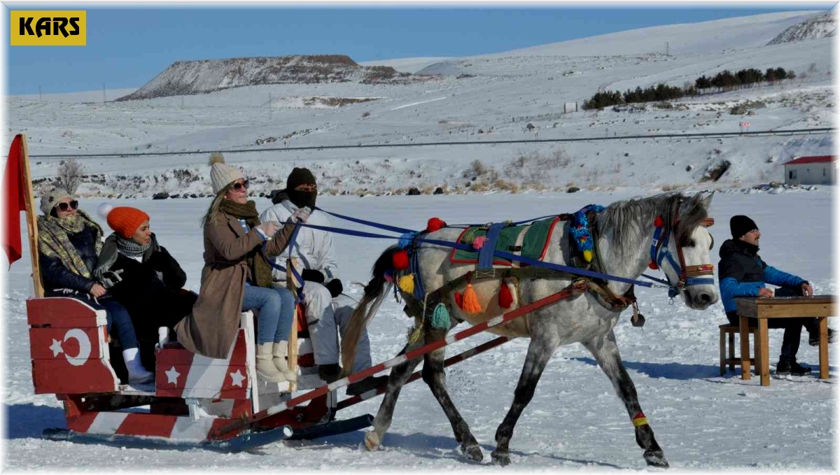 Kars'ta buz üzerinde atlı kızak keyfi sürüyor