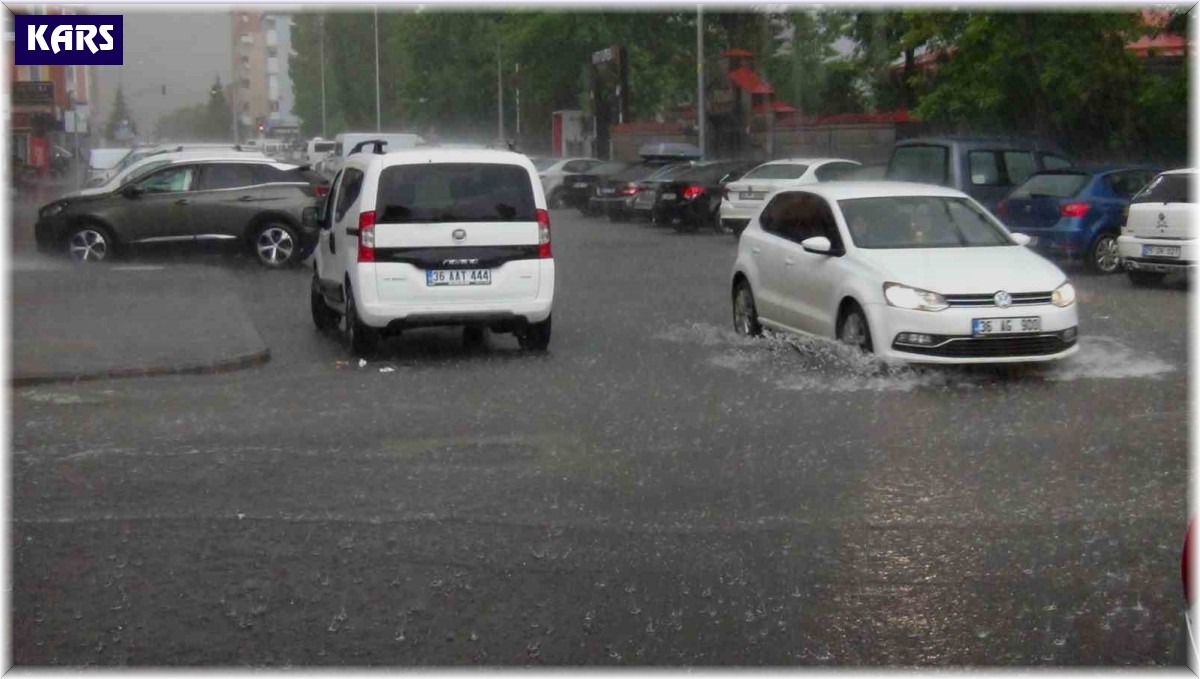 Kars'ta cadde ve sokaklar sular altında kaldı