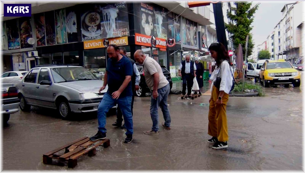 Kars'ta caddeler göle döndü