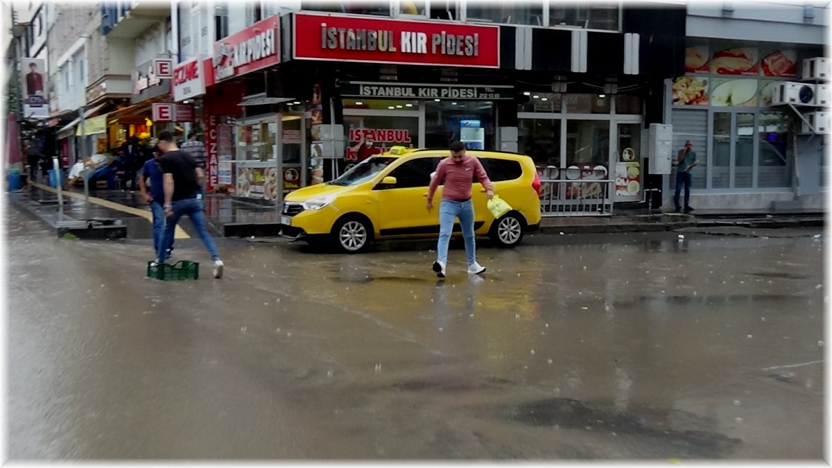 Kars'ta caddeler gölete döndü