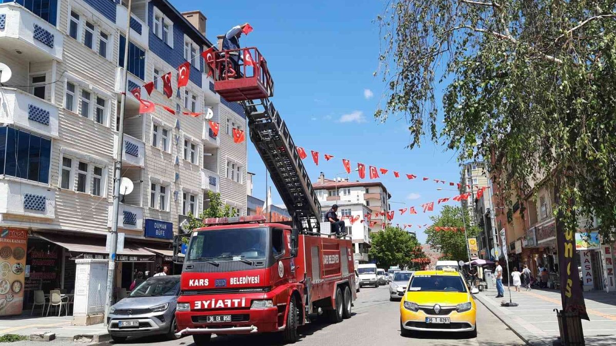 Kars'ta caddeler Türk Bayrağı ile donatıldı