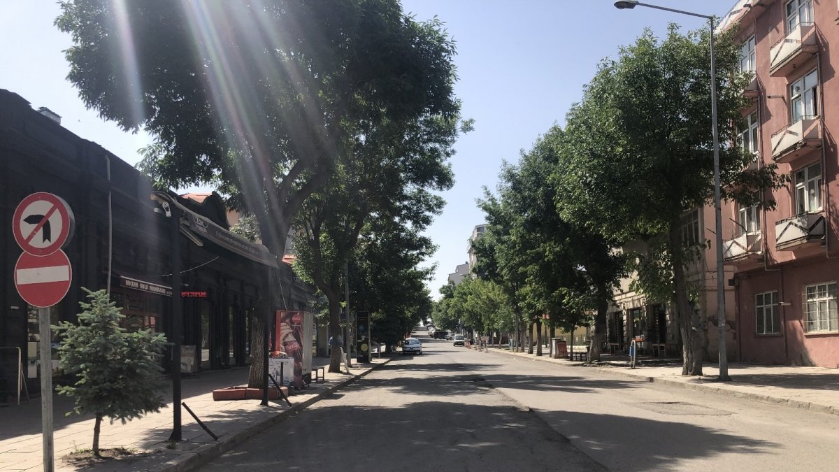Kars'ta caddelerde hafta sonu sessizliği